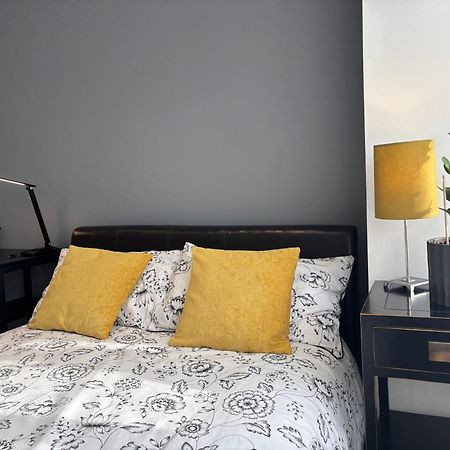Hotel Entire House Floor Perfect For Couples & Freelancers - Available For Single Too London Exterior foto