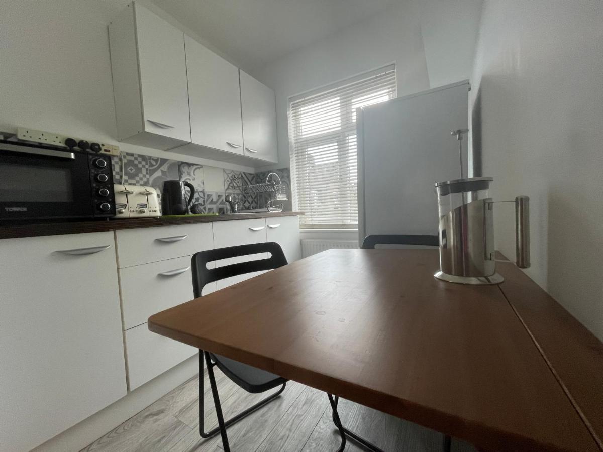 Hotel Entire House Floor Perfect For Couples & Freelancers - Available For Single Too London Exterior foto